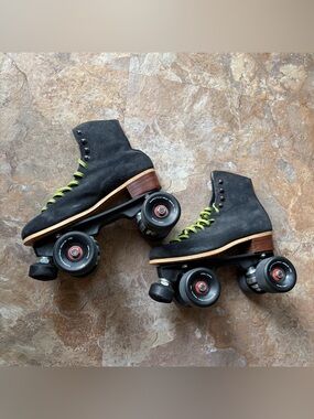 Riedell 130 Black Suede Roller Skates